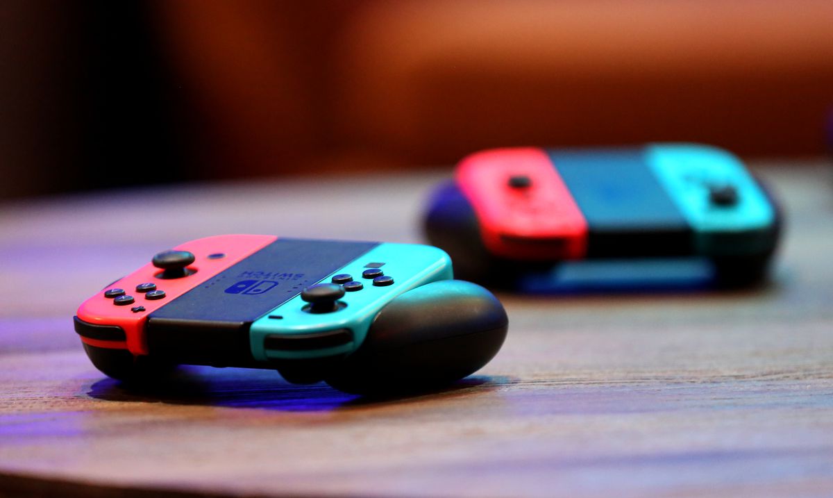 Les manettes sans fil Nintendo Joy-Con pour Nintendo Switch sont exposées lors des débuts de l'émission de variétés esports « PlayTime With KittyPlays » d'Allied Esports à l'HyperX Esports Arena de Las Vegas au Luxor Hotel and Casino le 24 mars 2019 à Las Vegas, Nevada.