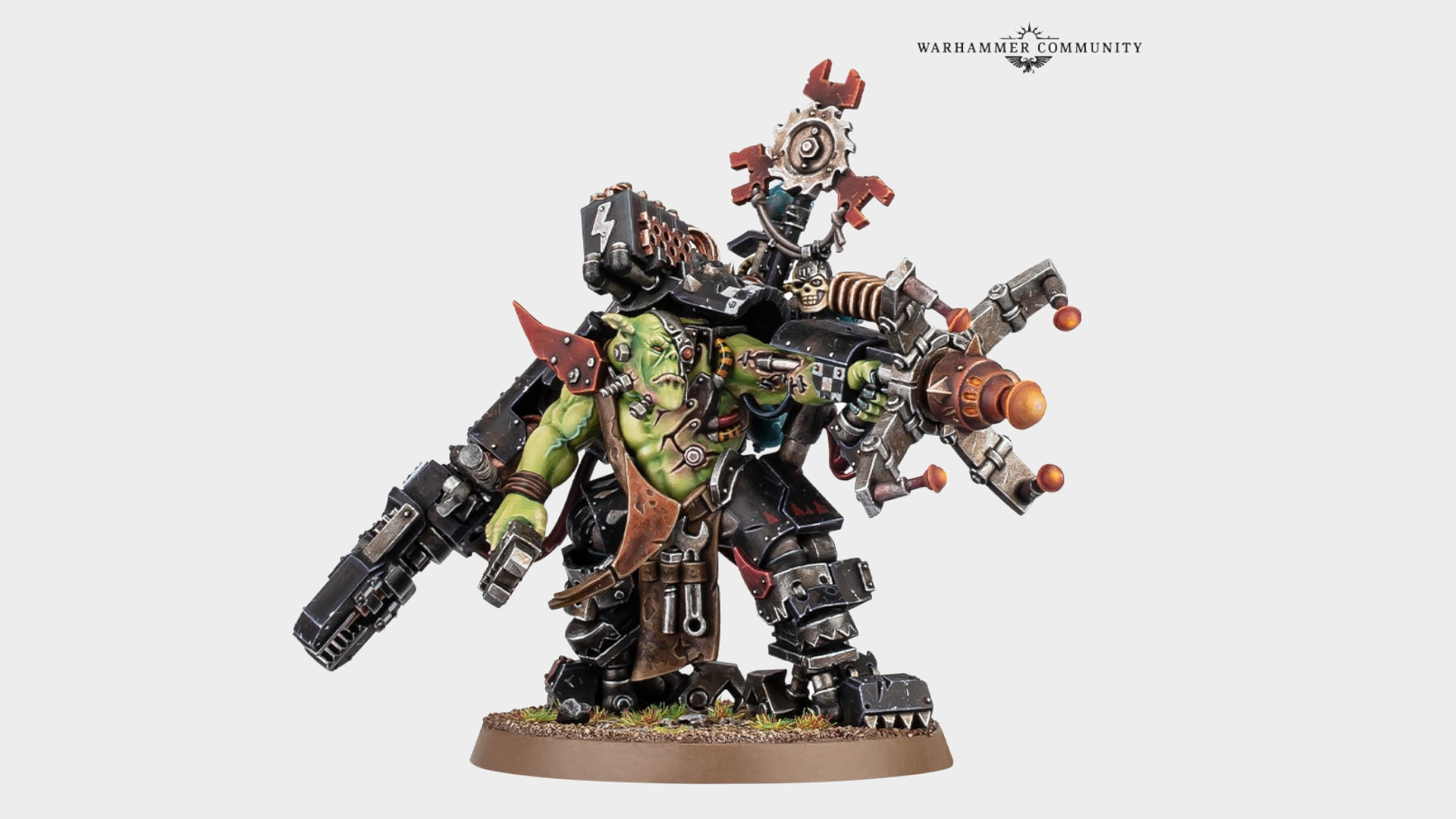 Un modèle Ork se dresse sur un fond uni, l'arme levée