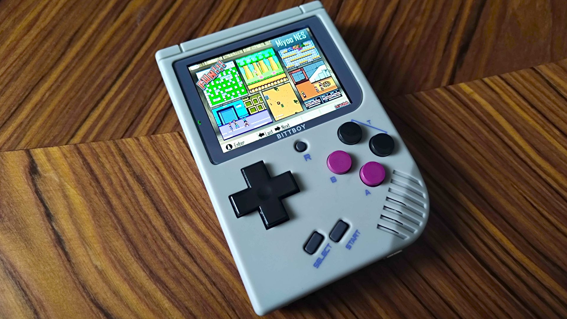 Ordinateur de poche Bittboy avec menu logiciel pour l'émulation NES