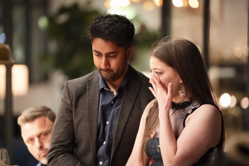 Natalie et Collins ont l'air bouleversés alors qu'ils assistent à un dîner sur Mariés au premier regard en Australie