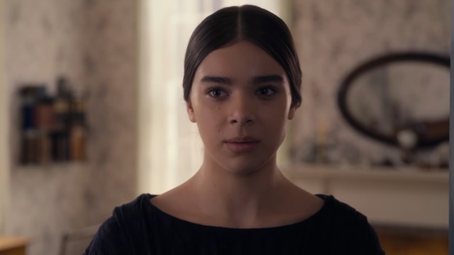 "Oeil de faucon" et "Le vrai courage" l'actrice Hailee Steinfeld dans les Apple TV "Dickinson"