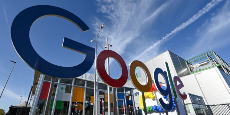 Le gouvernement américain annonce l’arrestation d’un ancien ingénieur de Google pour vol présumé de secrets commerciaux en matière d’IA