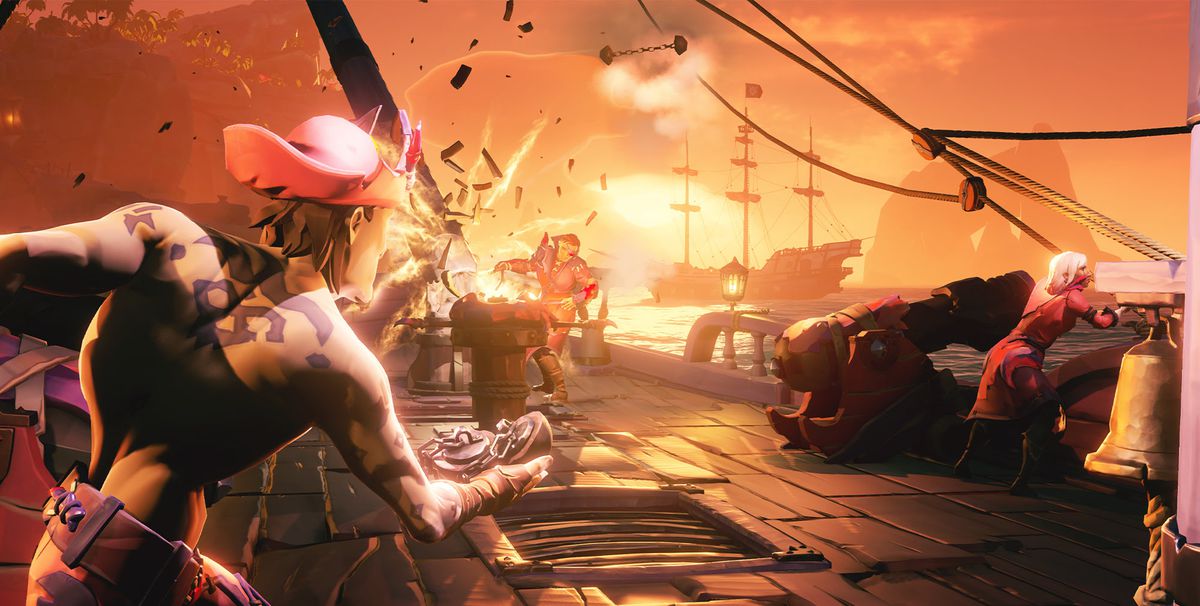 Une bataille rangée de pirates a lieu dans Sea of ​​Thieves.  Un équipage se tient à bord de son navire, qui se brise sous l'assaut d'un boulet de canon lancé par un galion voisin.