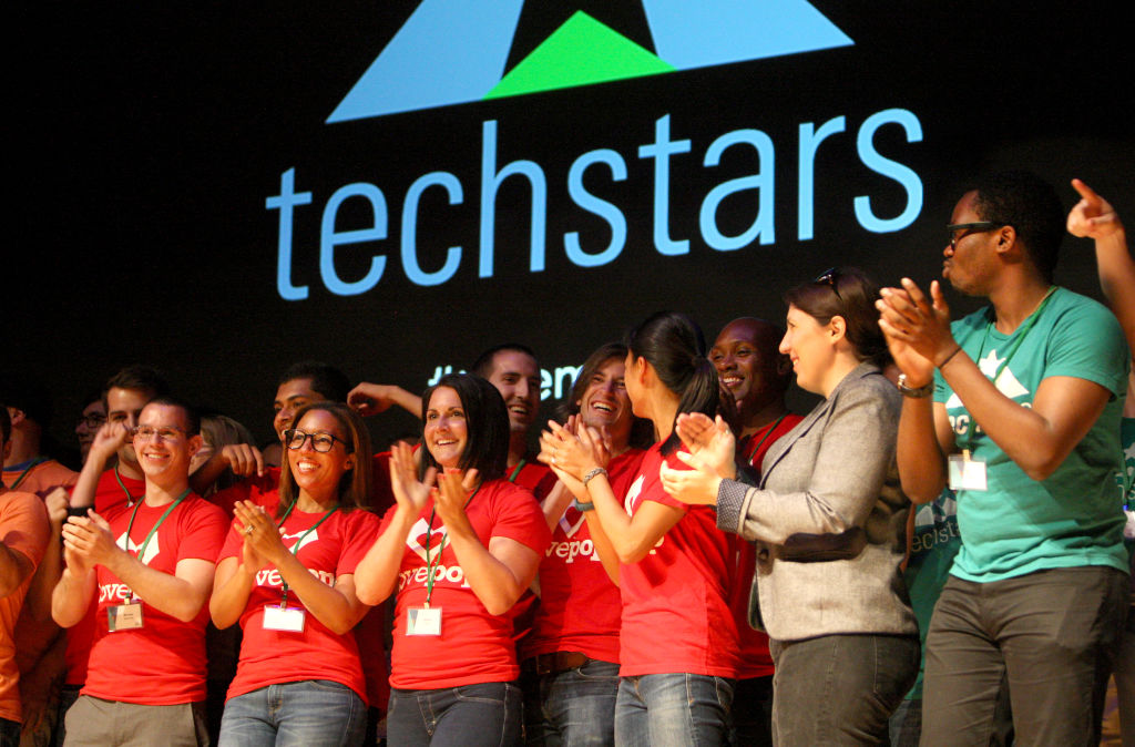 Boston, MA - 1er septembre : participants sur scène lors de l'ouverture de la journée de démonstration Techstars au Back Bay Events Center à Boston le 1er septembre 2015. (Photo de John Blanding/The Boston Globe via Getty Images)