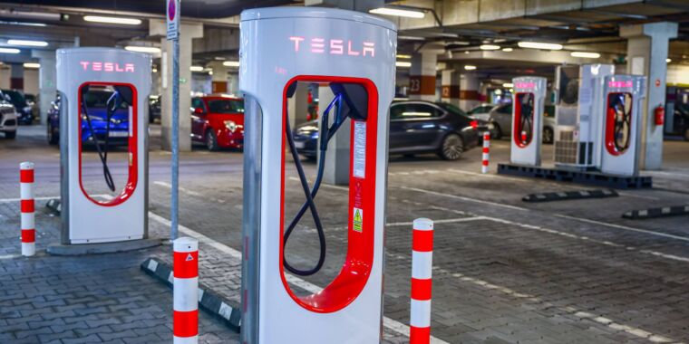 Les conducteurs de Tesla qui ont intenté une action en justice pour autonomie exagérée des véhicules électriques sont contraints à l’arbitrage