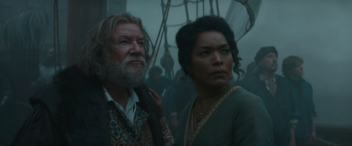 Un homme âgé grisonnant (Ray Winestone) se tient à côté d'une belle femme (Angela Bassett) sur le pont d'un navire.  Ils regardent tous deux au loin, enveloppés par le brouillard. 