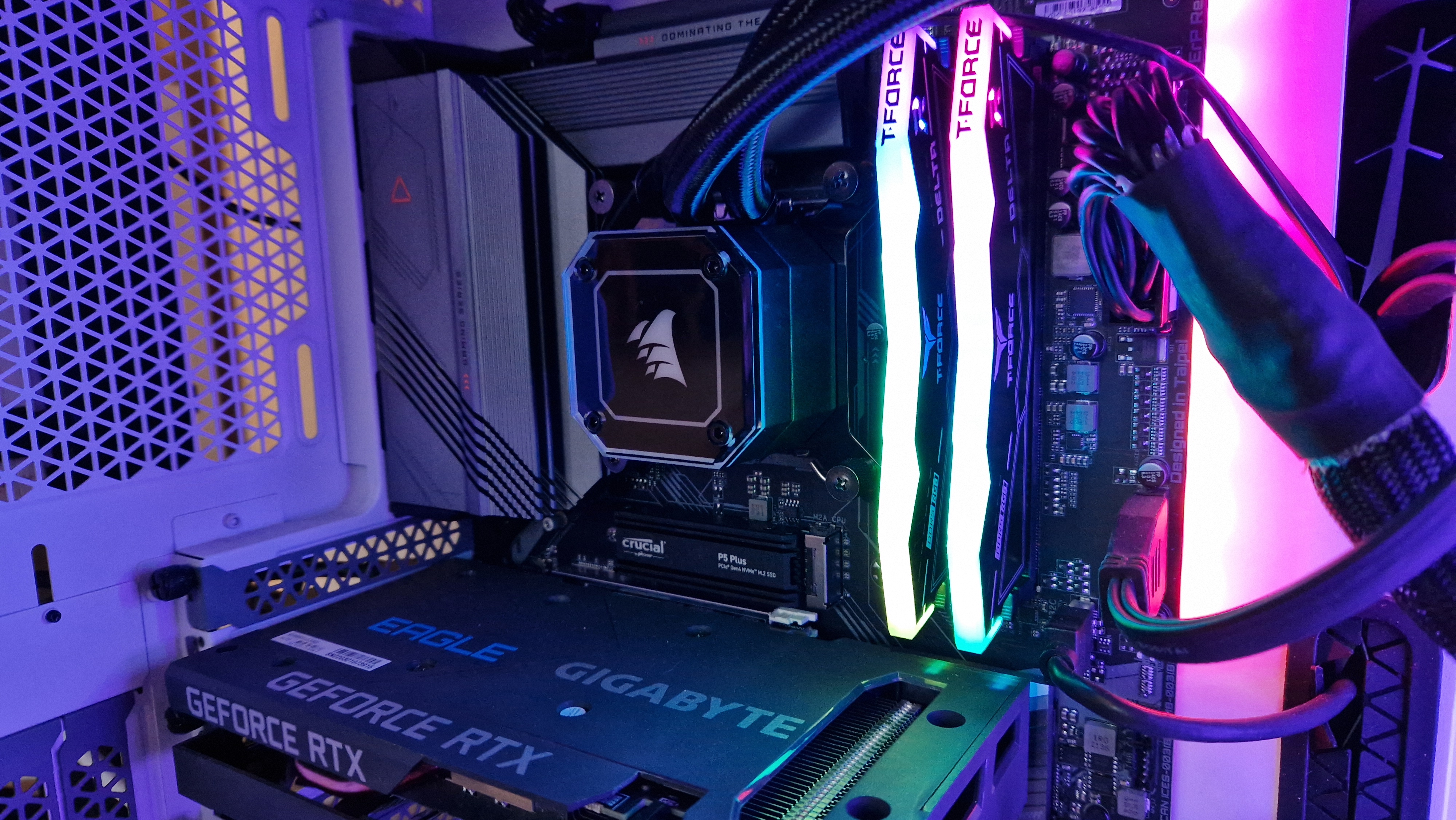 Image d'examen T-Force Delta RGB DDR5 de la RAM éclairée dans un PC de jeu