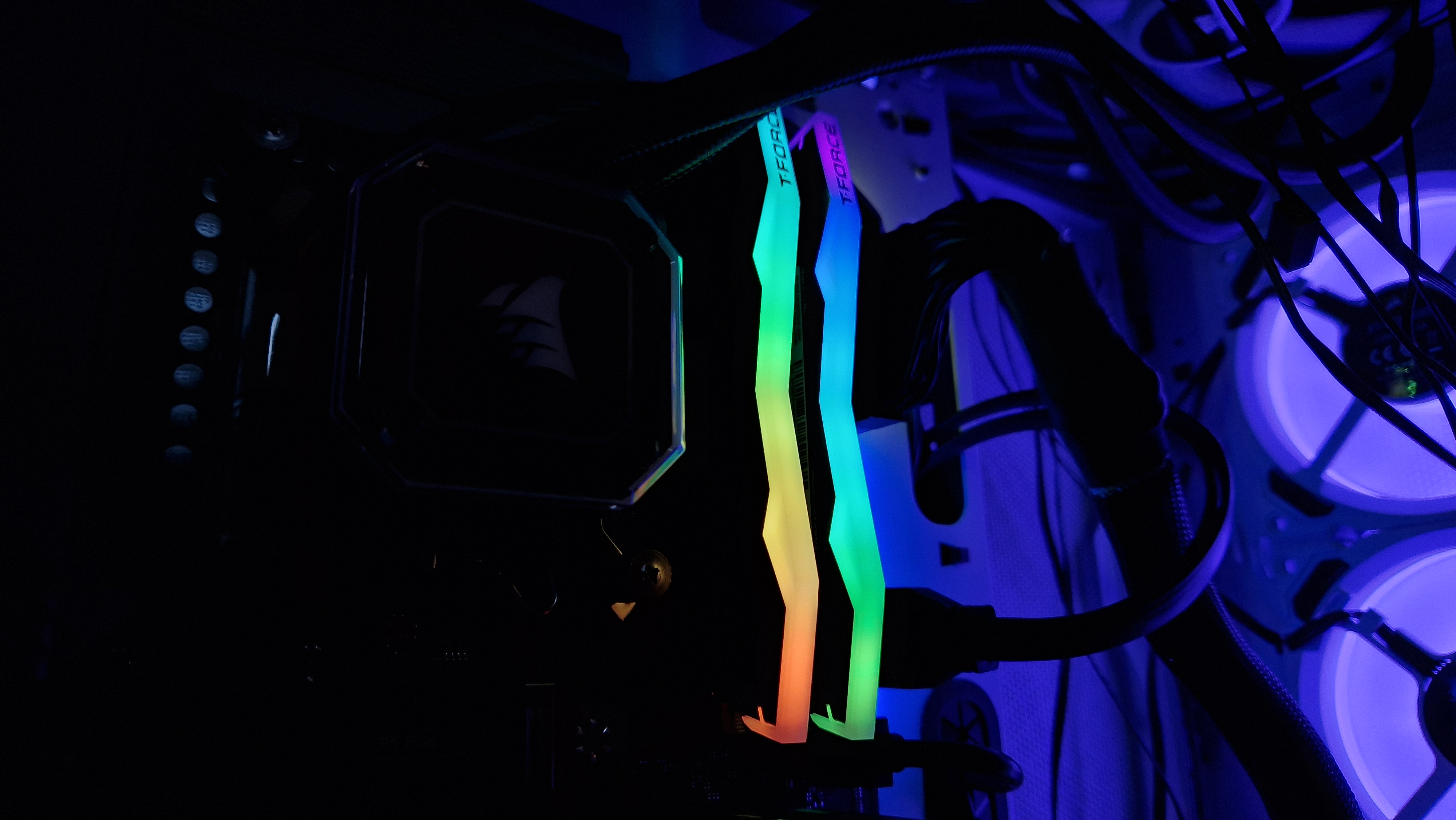 Image d'examen du T-Force Delta RGB DDR5 montrant la luminosité du RVB de la RAM