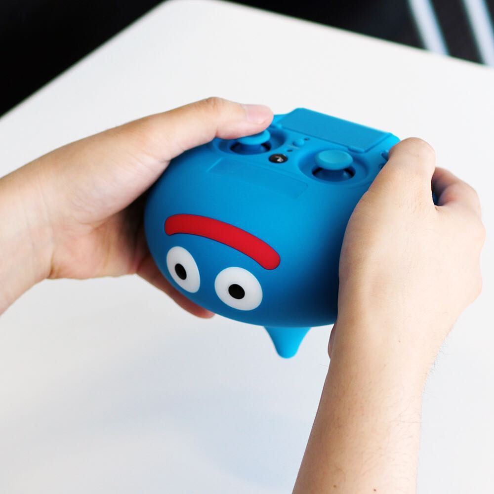 Le dessous de la manette Hori's Slime pour PlayStation 4 est tenu entre les mains d'un homme