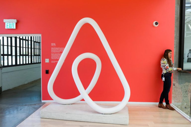 The Morning After : Airbnb interdit les caméras intérieures