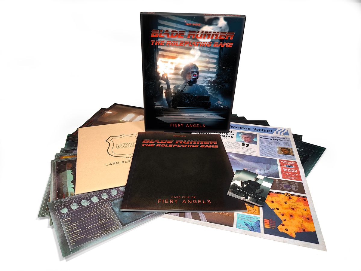 Un rendu des goodies contenus dans le dossier n°02 de Blade Runner, Fiery Angels.  Ils comprennent des photos, des cartes et un journal grand format dans l'univers.