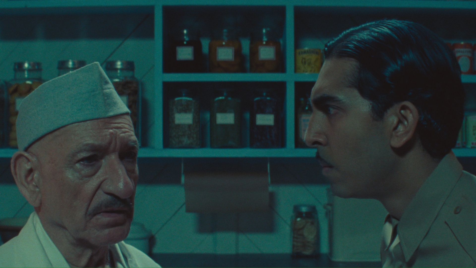 Ben Kingsley et Dev Patel dans Poison