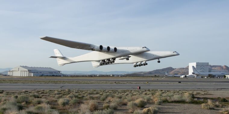 Après être revenu d’entre les morts, le plus gros avion du monde vient de transporter une véritable charge utile