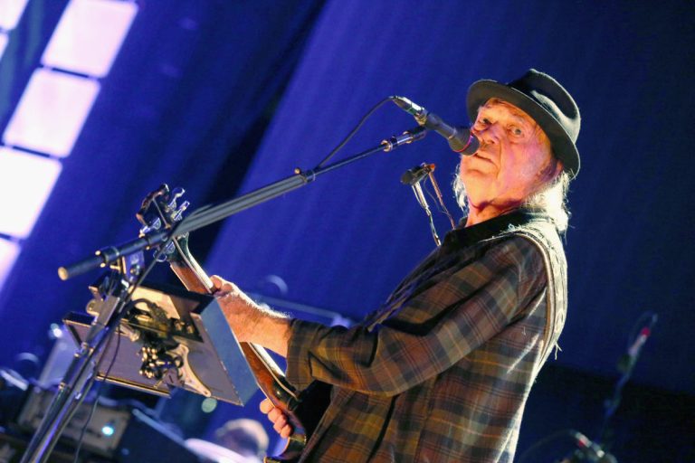 Neil Young revient sur Spotify après deux ans de protestation