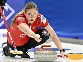 Briane Harris du Canada lance un rockin lors du match pour la médaille de bronze entre le Canada et la Suède du Championnat du monde de curling féminin LGT à la Goransson Arena de Sandviken, en Suède, le dimanche 26 mars 2023.