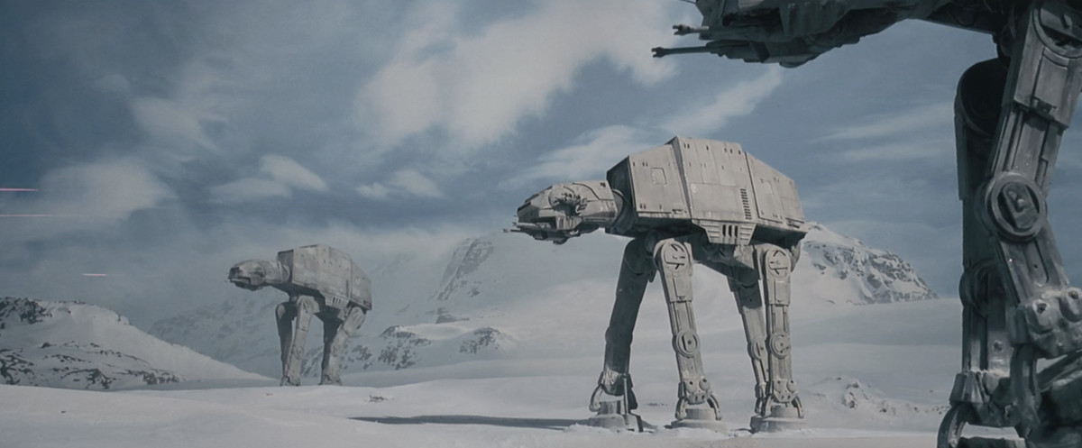 Les marcheurs du siège AT-AT défilent à travers les plaines enneigées de la planète Hoth.