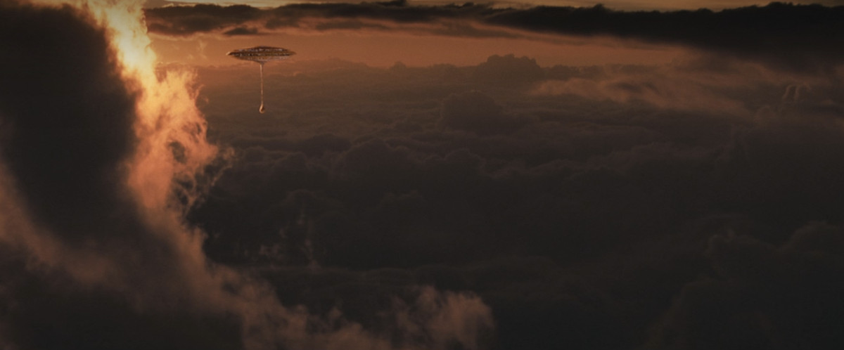 Un vaste ciel nuageux, avec la petite figure de Cloud City à l'intérieur