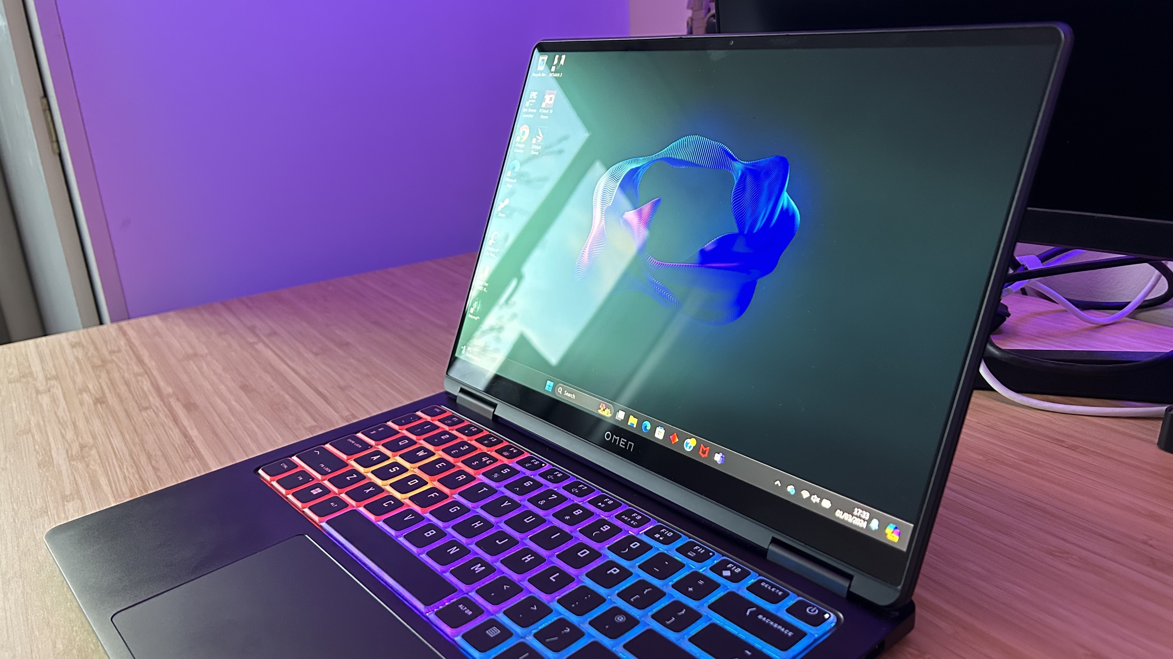 Écran sur un ordinateur portable de jeu HP Omen Transcend 14, montrant les reflets d'une fenêtre positionnée sur un bureau en bois