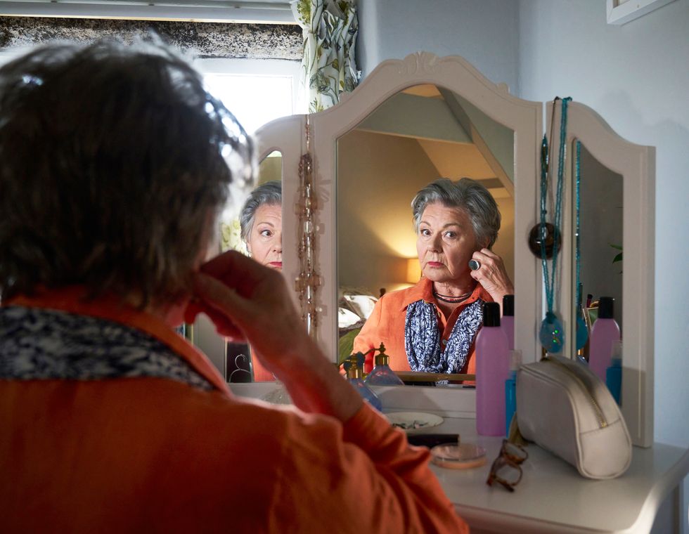 Barbara Flynn dans le rôle d'Anne Lloyd, au-delà du paradis saison 2