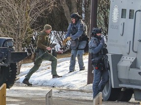 La police sur les lieux d'un affrontement avec une personne armée dans une résidence de Penbrooke Meadows, le 15 mars 2024.