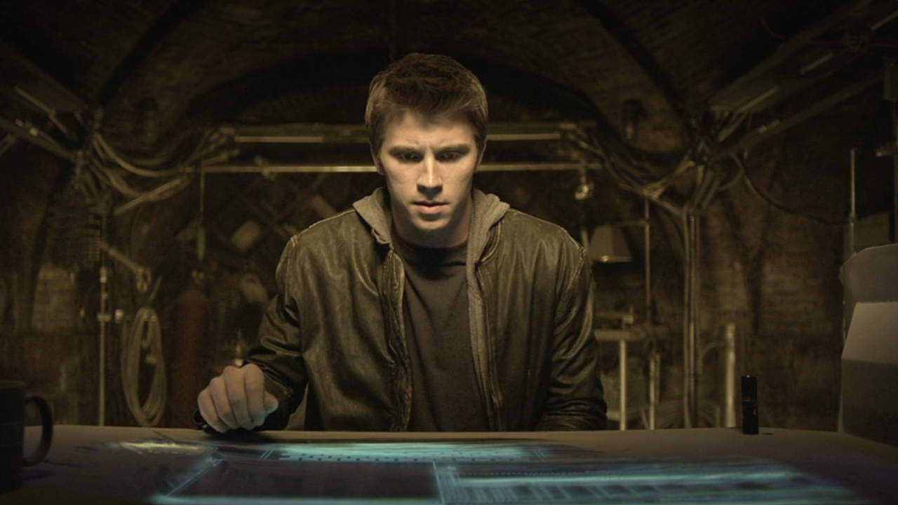 Garrett Hedlund est assis devant un ordinateur au look futuriste dans Tron : Legacy.