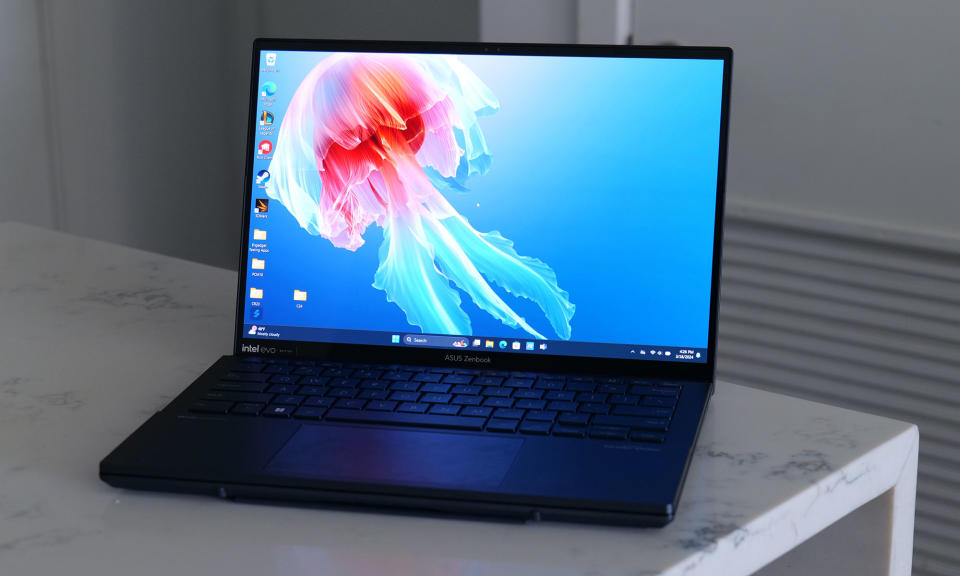 Dans les espaces restreints, le Zenbook Duo peut fonctionner comme un ordinateur portable à clapet traditionnel. 