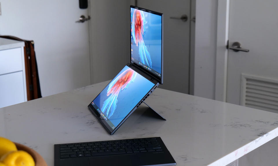 La chose la plus impressionnante à propos du Zenbook Duo est qu’il propose deux écrans sans ajouter beaucoup de volume ou de coût supplémentaire. 