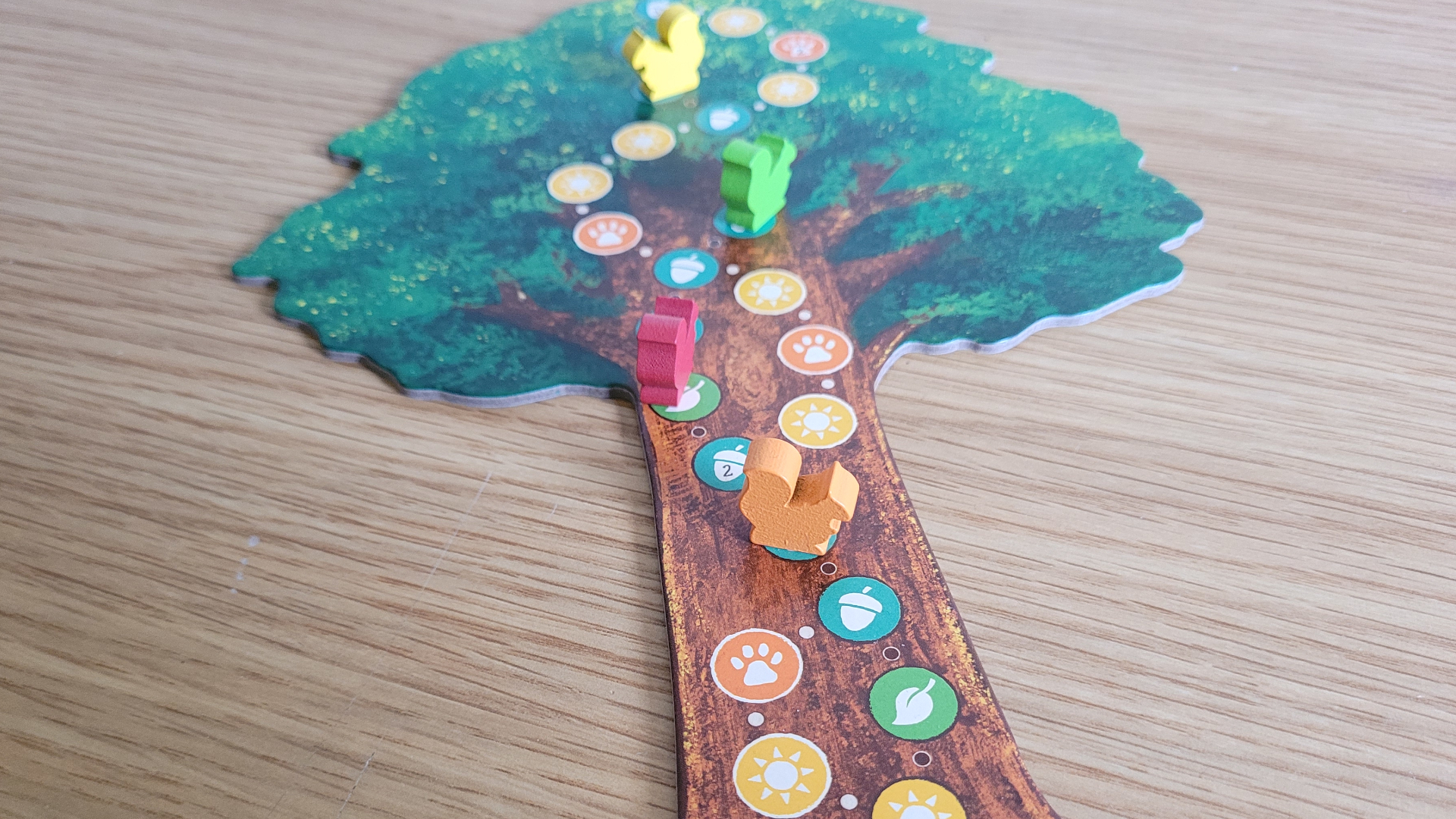 Une planche d'arbre avec des jetons d'écureuil, assise sur une table en bois