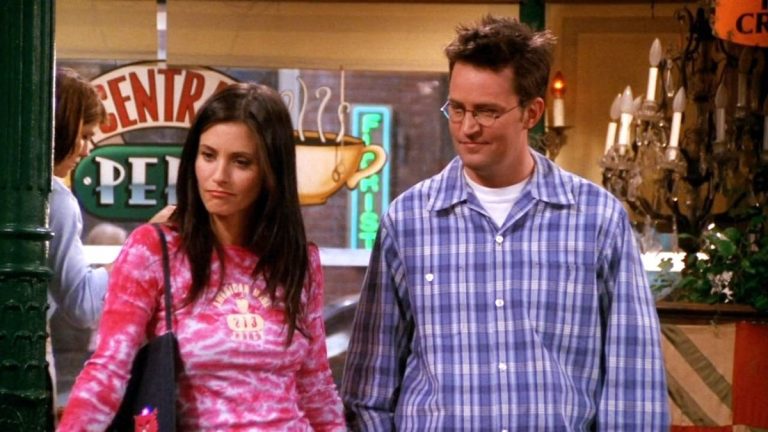 Matthew Perry and Courteney Cox in Friends