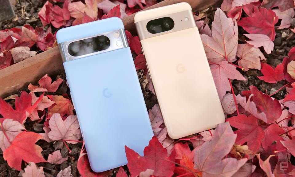 Le Pixel 8 est légèrement plus compact que le téléphone de l'année dernière tandis que le Pixel 8 Pro est doté d'un nouveau dos en verre mat. 