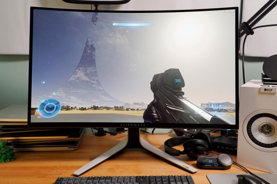 Moniteur de jeu Alienware 32 4K QD-OLED jouant à Halo Infinite