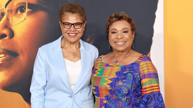 La maire de Los Angeles, Karen Bass, parle de l'élection présidentielle lors de la première de "Shirley" : "C'est la vie ou la mort"
