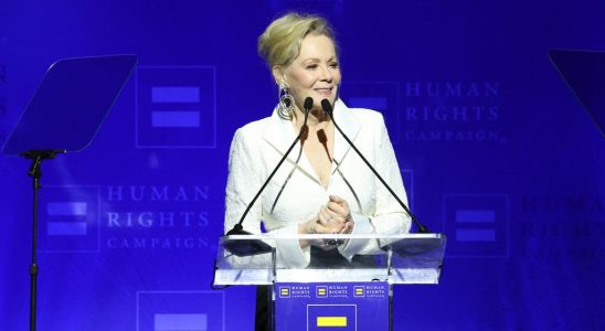 Jean Smart se dit « ravie » d'être considérée comme une « icône gay » lors du dîner de la campagne des droits de l'homme