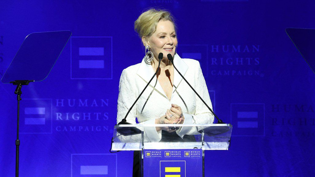 Jean Smart se dit « ravie » d'être considérée comme une « icône gay » lors du dîner de la campagne des droits de l'homme
