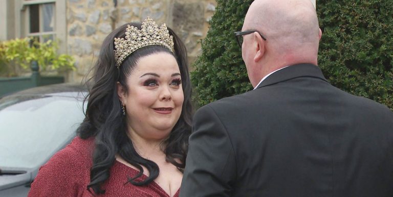 La star d'Emmerdale, Lisa Riley, explique les retours en arrière dans l'histoire de la proposition de Mandy et Paddy
