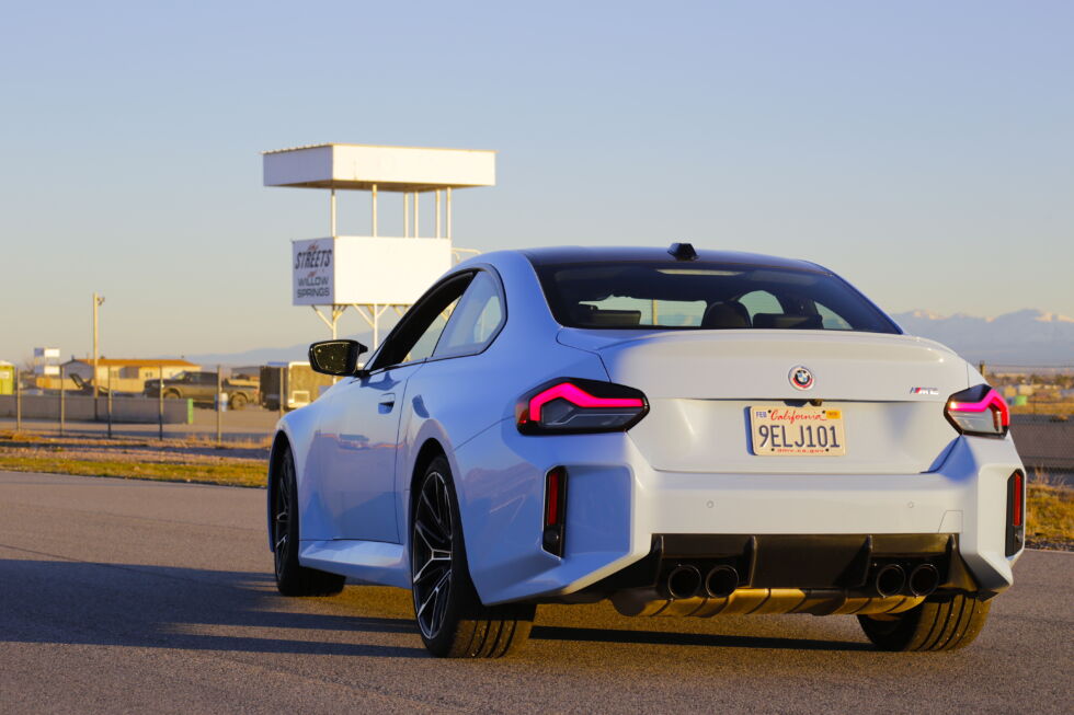 BMW a donné au M2 un look beaucoup plus musclé que le coupé normal de la série 2.