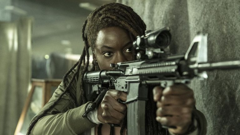 Michonne holding assault rifle in The Walking Dead: The Ones Who Live