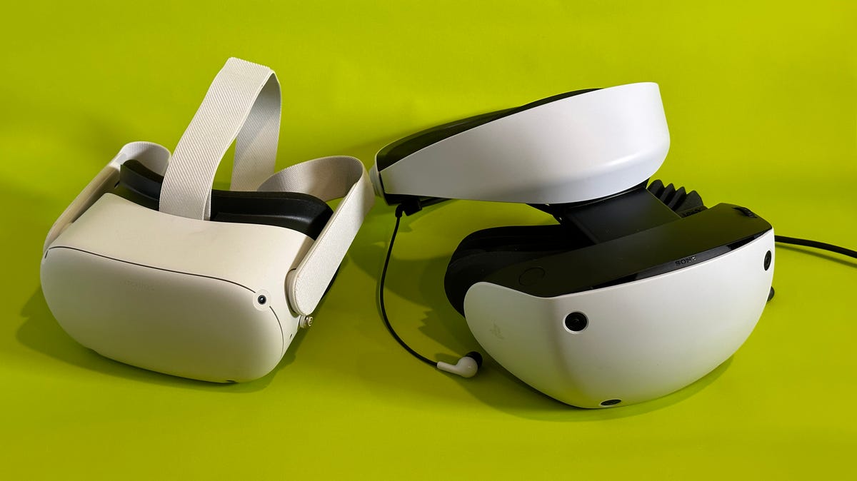 Casques Meta Quest 2 et Sony PSVR 2 sur fond vert