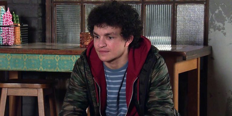 La star de Coronation Street, Alex Bain, informe les fans de la sortie du feuilleton
