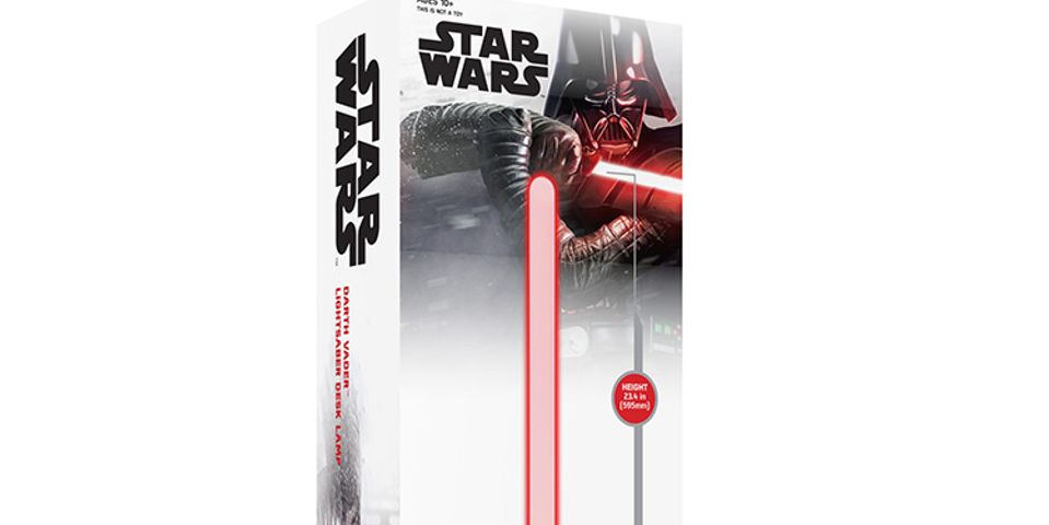 La lampe sabre laser Dark Vador de Star Wars bénéficie d'une réduction de prix importante
