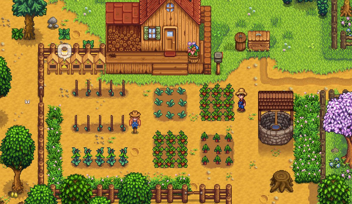 Une ferme tranquille à Stardew Valley.  Le champ comprend plusieurs parcelles de terrain quadrillées de trois par trois, où poussent des cultures comme des radis, du chou frisé et des fraises.