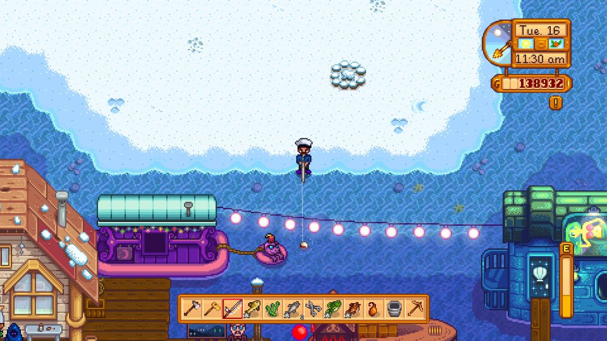 Un personnage de Stardew Valley pêchant dans l'océan, pendant que le marché nocturne est en session.