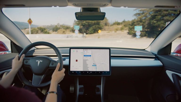 Tesla propose un essai gratuit d’un mois de son logiciel d’assistance à la conduite FSD Beta aux clients américains