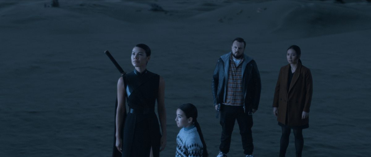 Jin (Jess Hong) et Jack (John Bradley) regardent Sophon (Sea Shimooka) et The Follower (Eve Ridley) regardent quelque chose dans le ciel