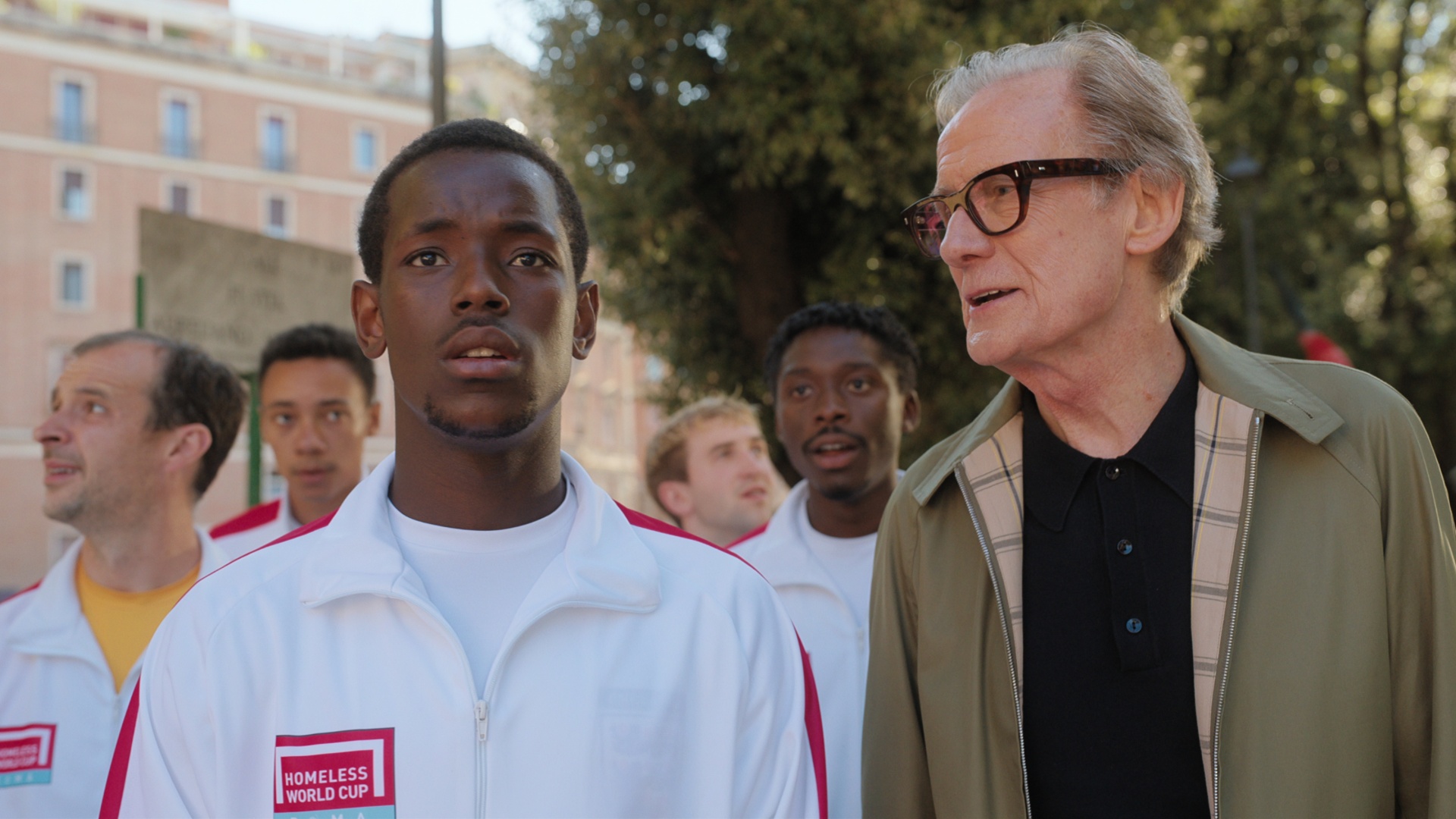 Michael Ward et Bill Nighy dans The Beautiful Game