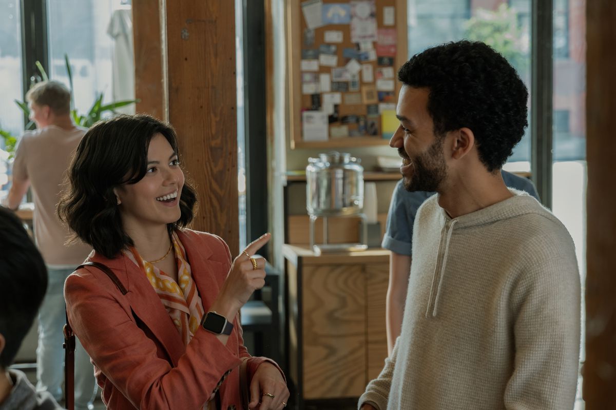 Une femme souriante (An-Li Bogan) désignant un homme souriant (le juge Smith).