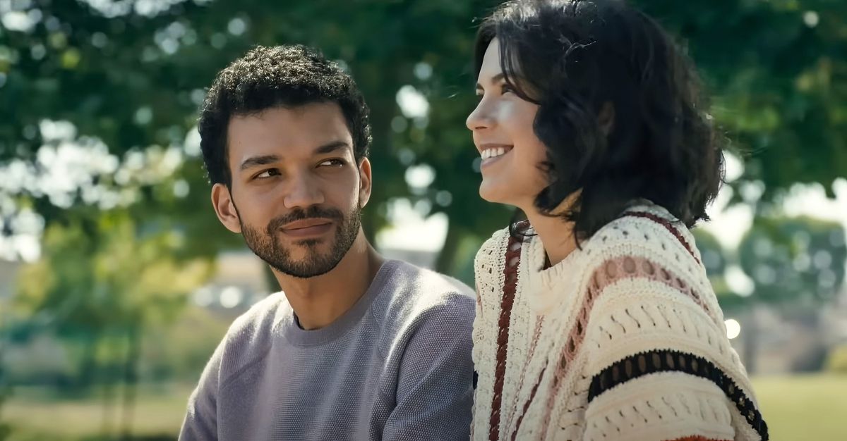 Un homme souriant à côté d’une femme souriante.