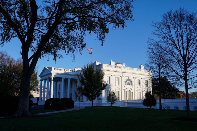 La Maison Blanche présente des lignes directrices détaillées en matière d’IA pour le gouvernement fédéral