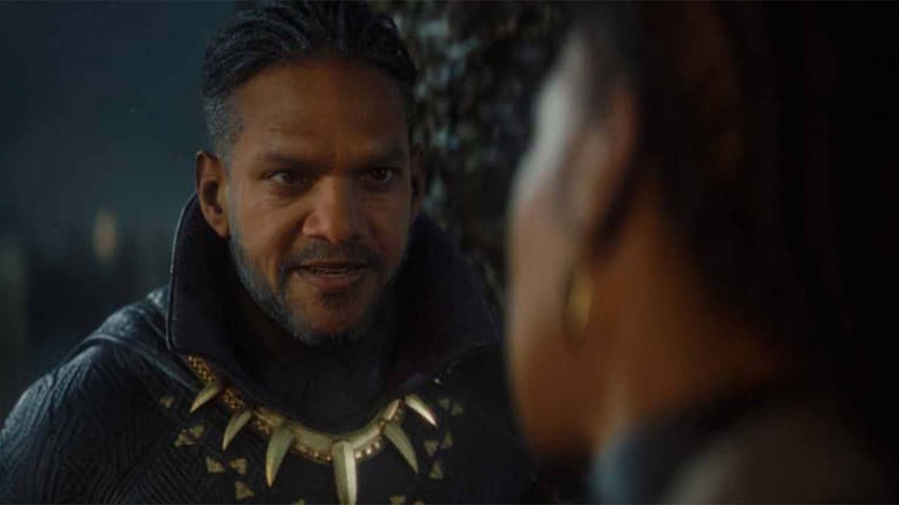 Cette incarnation classique de Black Panther est exprimée par Khary Payton.