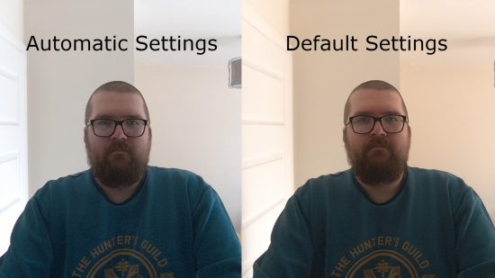 Une comparaison entre les paramètres par défaut et automatiques de Facecam MK.2